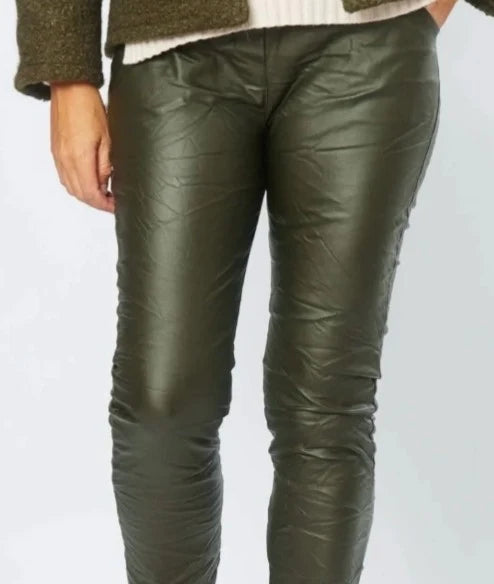 POLYESTER WET LOOK PANTS - Kahki